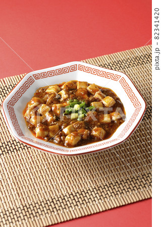 お豆腐がたくさん入っている四川風麻婆豆腐 82341420