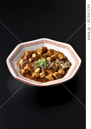 お豆腐がたくさん入っている四川風麻婆豆腐を黒背景で撮影 82341534