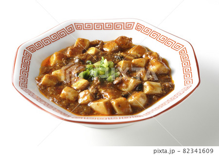 お豆腐がたくさん入っている四川風麻婆豆腐を白背景で撮影 82341609