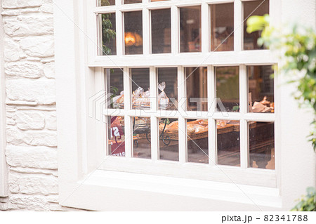 街のパン屋さん 街にたたずむベーカリーショップ 窓のある風景 82341788