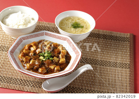 お豆腐がたくさん入っている四川風麻婆豆腐とライスとタマゴスープとレンゲ 82342019
