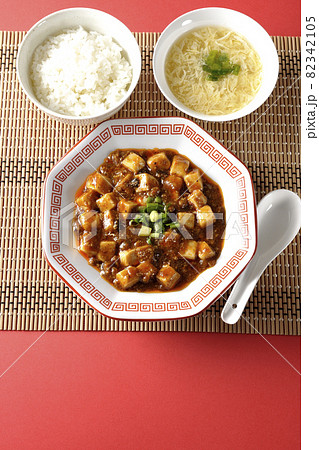 お豆腐がたくさん入っている四川風麻婆豆腐とライスとタマゴスープとレンゲを俯瞰で撮影 お豆腐がたくさん入っている四川風麻婆豆腐とライスとタマゴスープとレンゲを俯瞰で撮影 82342105