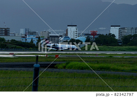 雨上がりの夕暮れ、滑走する小型旅客機 82342797