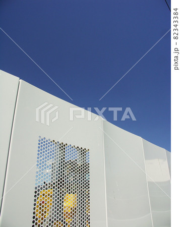 工事現場の新しいフェンスと夏の青空 工事現場の新しいフェンスと夏の青空 82343384