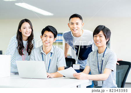 オフィスのエンジニア　 82343393