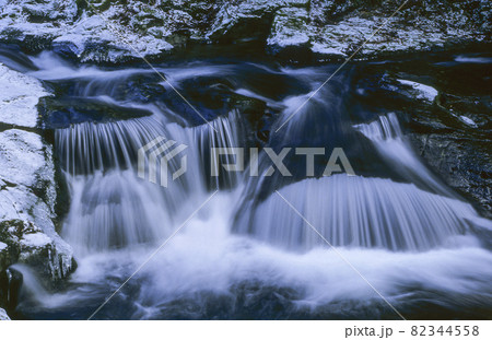 冬の渓流風景 82344558