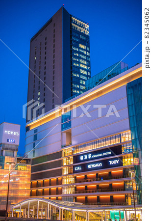 日本の横浜都市景観 美しく生まれ変わった横浜駅や屋根などを望む(夜景） 82345062