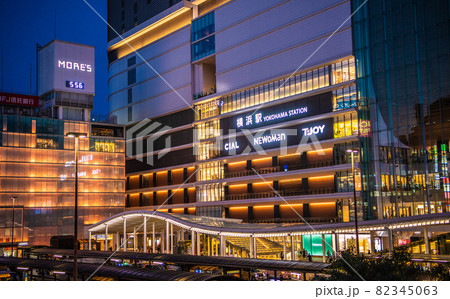 日本の横浜都市景観 美しく生まれ変わった横浜駅や屋根などを望む(夜景) 日本の横浜都市景観 美しく生まれ変わった横浜駅や屋根などを望む(夜景) 82345063