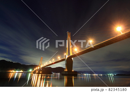 夜空に溶け込む大芝大橋 82345180
