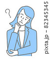 考えている、スーツを着た若い女性の上半身（色付き） 82345345