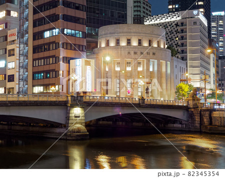 夜の大阪北浜 ライトアップされた大阪取引所と難波橋 82345354
