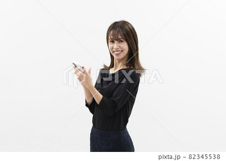 スマートフォンを使う女性 82345538