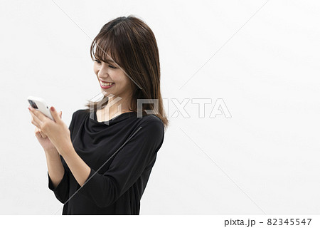 スマートフォンを使う女性 82345547
