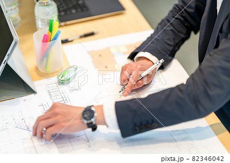 戸建て住宅を設計する男性一級建築士 82346042