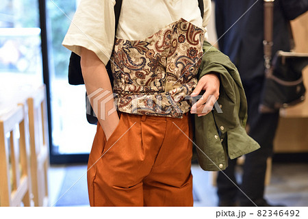 飲食店で彼氏の会計待ちをする女性2 飲食店で彼氏の会計待ちをする女性2 82346492