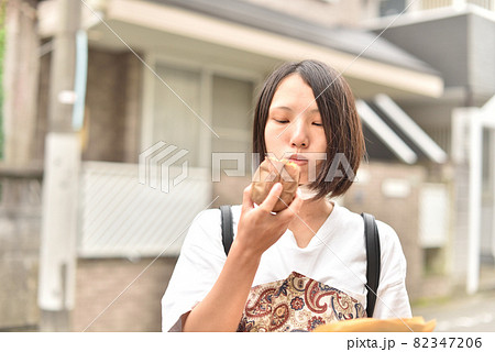 焼き芋をほおばる女性9 焼き芋をほおばる女性9 82347206