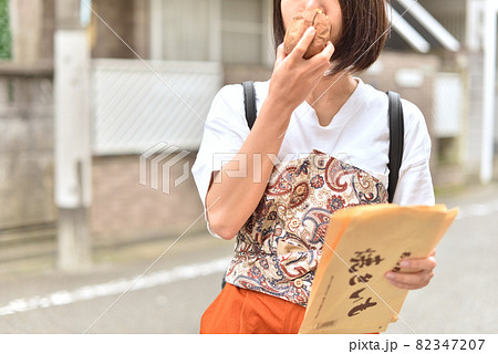焼き芋をほおばる女性8 82347207