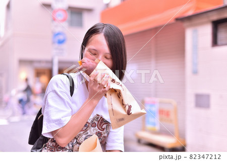 焼き芋を抱える女性7 82347212