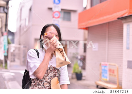 焼き芋を抱える女性6 焼き芋を抱える女性6 82347213
