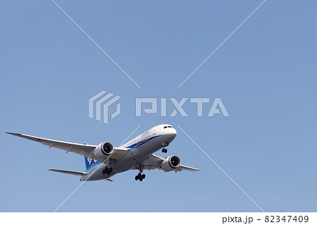 着陸態勢に入るANA機 82347409