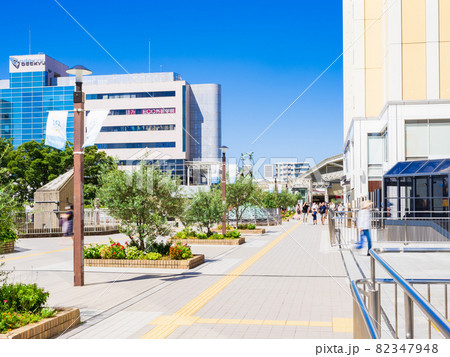 郊外の住宅地　休日の駅前風景　新百合ヶ丘駅 82347948