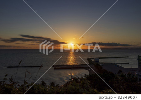 青森県 蟹田 観瀾山公園からの朝陽1 82349007