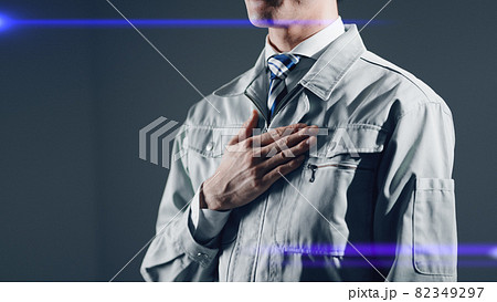 胸に手を当てる作業着姿のビジネスマン 82349297