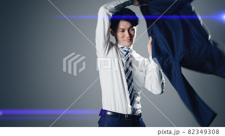 身なりを整えるビジネスマン 身なりを整えるビジネスマン 82349308