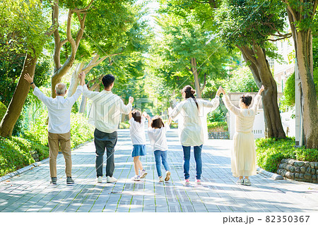 手を繋ぐ3世代家族 82350367