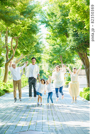 手を繋ぐ3世代家族 82350369