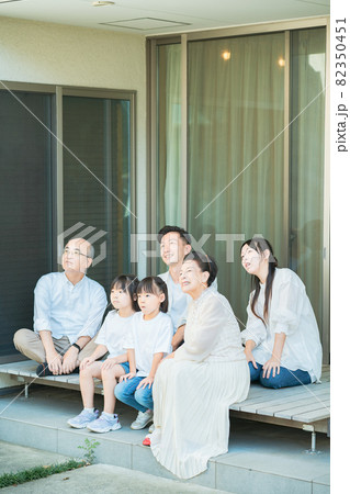 縁側でくつろぐ3世代ファミリー 縁側でくつろぐ3世代ファミリー 82350451