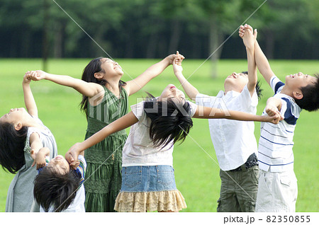 手をつないで空を仰ぐ子供たち 手をつないで空を仰ぐ子供たち 82350855