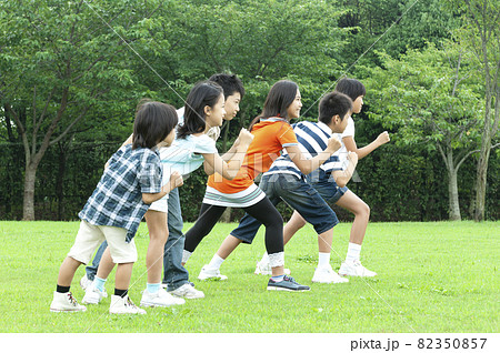 走り出そうとしている子供たち 82350857