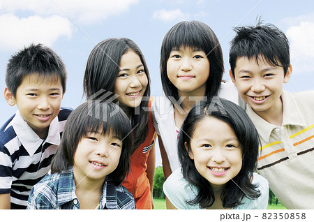 笑顔の子供たち 笑顔の子供たち 82350858