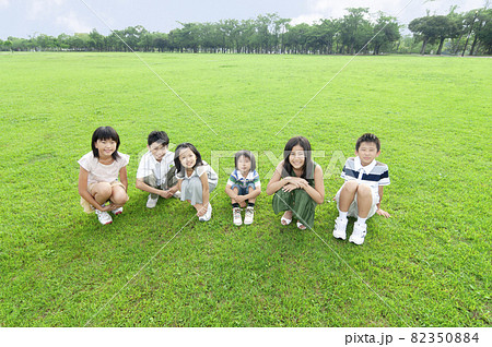 手をつなぐ女の子 82350884