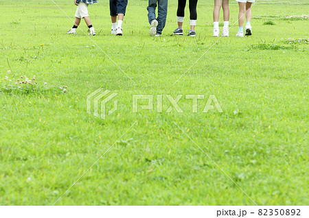 歩く子供たちの足元 82350892