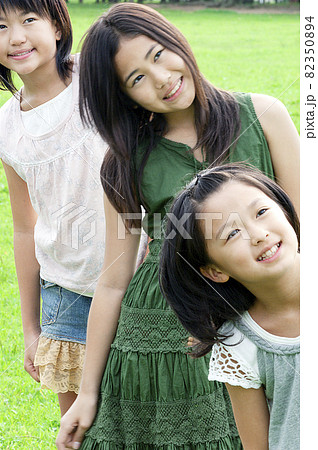 笑顔の女の子3人 82350894