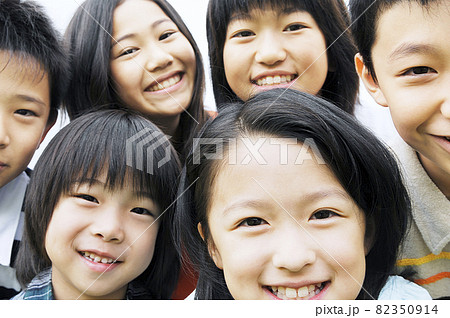 笑顔の子供たち 82350914