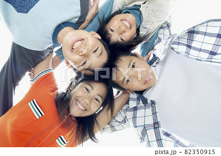 スクラムを組む子供たち 82350915