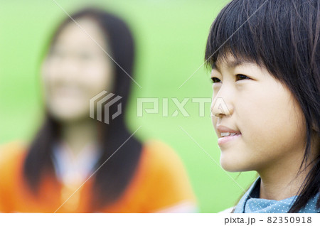 遠くを眺める女の子 82350918