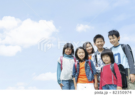 青空の下に立つ笑顔の子供たち 82350974