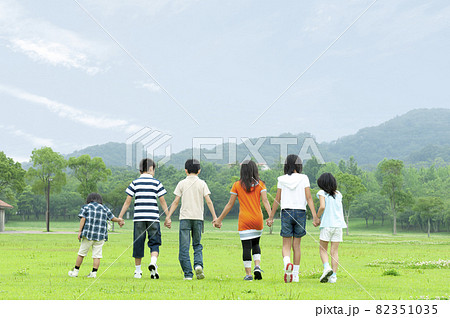 手をつないで歩く子供たち 82351035