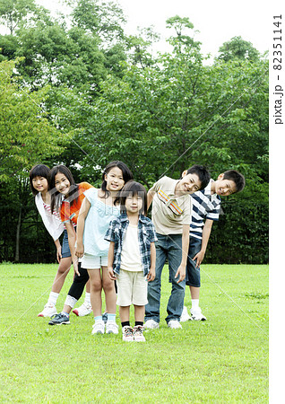 ポーズをとっている子供たち 82351141