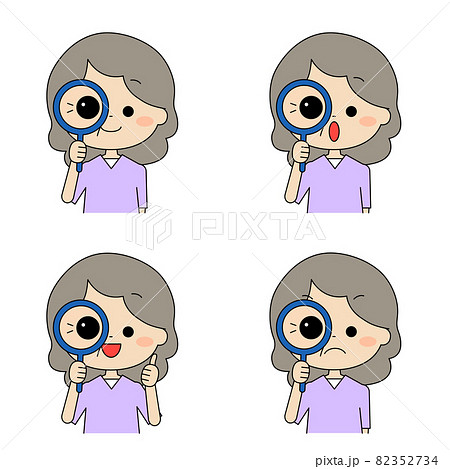 虫眼鏡で詳しく見ている高齢女性セット 82352734