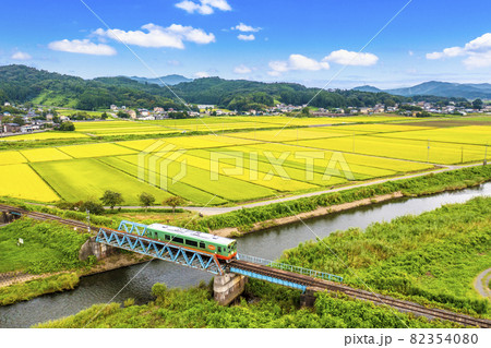 小貝川の鉄橋を渡る真岡鉄道の普通列車（北山駅～益子駅） 82354080