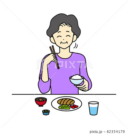 食事をするシニア女性 食事をするシニア女性 82354179