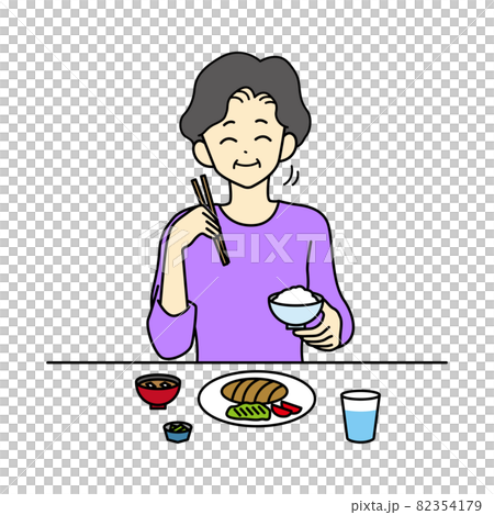 食事をするシニア女性 食事をするシニア女性 82354179