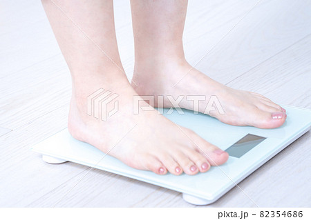 体重を計る女性の足元【パーツカット】 体重を計る女性の足元【パーツカット】 82354686