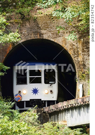 山間のトンネルから出て来る奥出雲おろち号トロッコ列車 山間のトンネルから出て来る奥出雲おろち号トロッコ列車 82354742