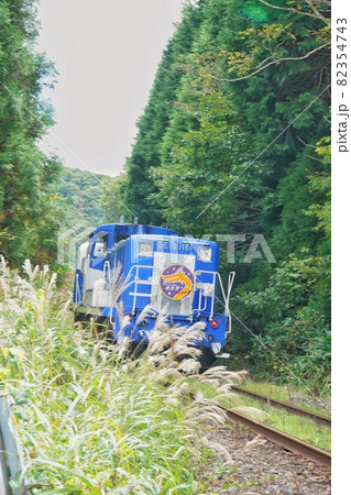 山間を走る奥出雲おろち号トロッコ列車 山間を走る奥出雲おろち号トロッコ列車 82354743